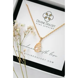 24K forgyldt teardrop halskde  delikat elegance med cubic zirconia