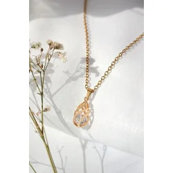 24K forgyldt teardrop halskde  delikat elegance med cubic zirconia