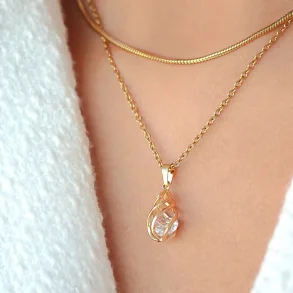 24K forgyldt teardrop halskde  delikat elegance med cubic zirconia