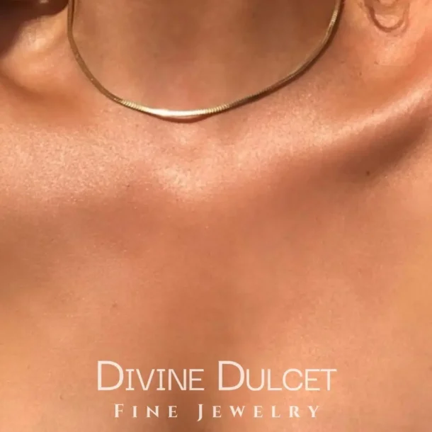 18K guldbelagt flad kde choker  minimalistisk elegance til enhver stil